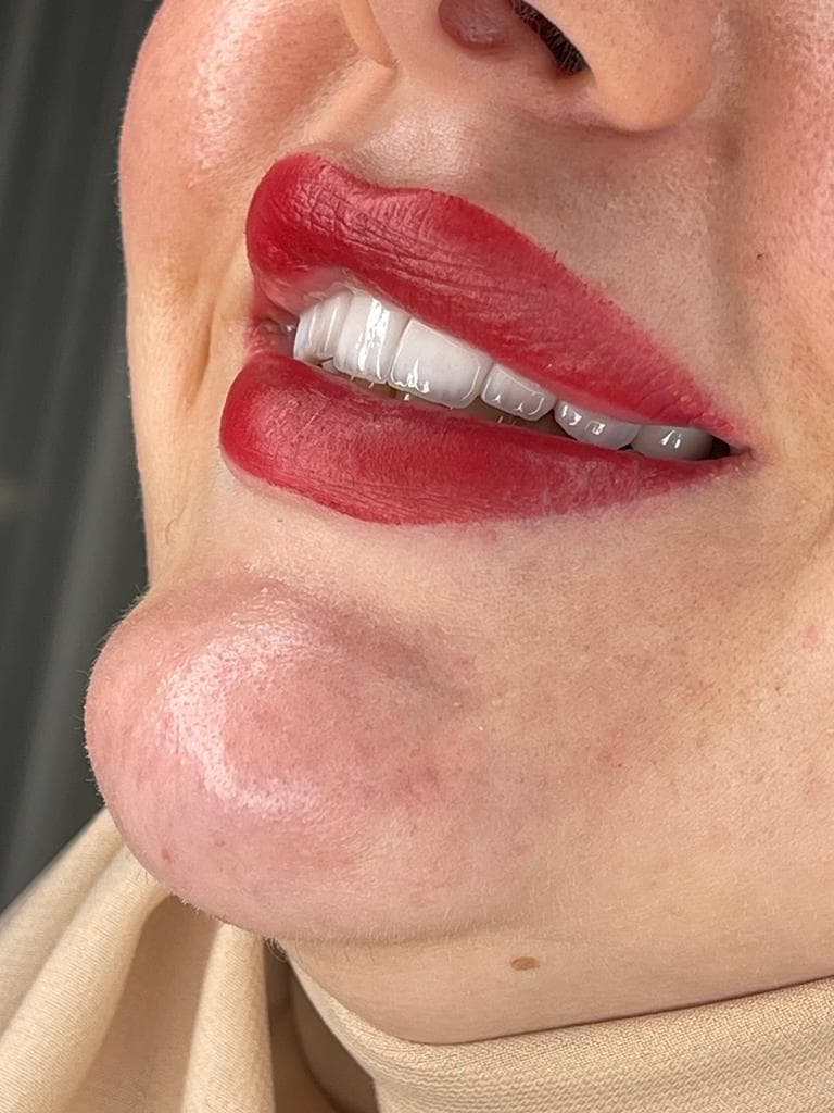 ابتسامة طبيعية جميلة